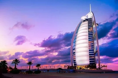 Découvrez le burj al arab lors d’une visite guidée de 90 minutes. explorez l’atrium, la suite royale et savourez un café arabe. réservez avec ou sans transport à dubaï.