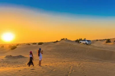 Découvrez le désert de doha en douceur : balade tranquille sans 4x4, sable fin, coucher de soleil sur la plage et thé. transfert privé et guide local inclus.