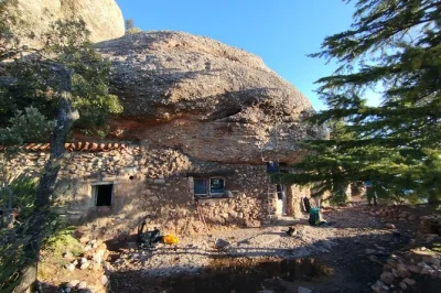 Scopri montserrat svegliandoti sopra le nuvole dopo un’escursione alla vetta di sant jeroni, dormendo in una grotta nascosta e condividendo storie con la guida. foto incluse.