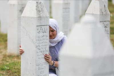 Descubre srebrenica desde sarajevo. conoce la historia del genocidio, visita el memorial de potocari y escucha testimonios de sobrevivientes en esta excursión guiada.