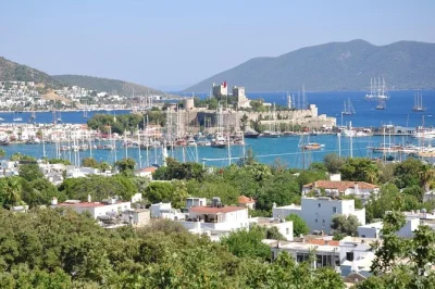 Tour privado de bodrum desde el puerto de cruceros. visita el mausoleo de halicarnaso y el anfiteatro de bodrum con un guía local. accesible para sillas de ruedas.