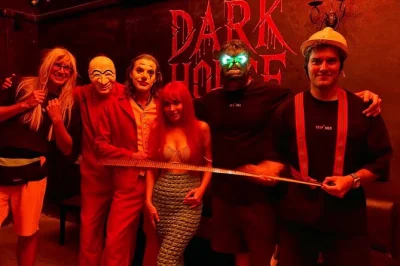 Vive la experiencia en dark house phuket: juego de escape de terror con actores en vivo, efectos inmersivos y atención multilingüe. incluye entrada, agua y parking gratis.
