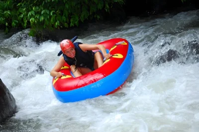 Erlebe river tubing auf dem pakerisan river in bali. sicher für familien, mit hoteltransfer, mittagessen und erfahrenen guides. jetzt dein bali tubing abenteuer buchen.