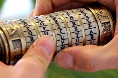 Vivi granada con un’avventura escape room gps: ipad, enigmi in realtà aumentata e passeggiate tra giardini. include valigetta gadget. adatto a tutti e accessibile.