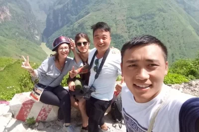 Scopri i paesaggi nascosti di ha giang con un tour privato in auto o in moto. esplora fiere tribali, rituali locali e valli segrete con veri abitanti del posto.