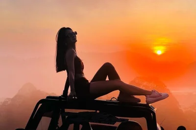 Erlebe den sonnenaufgang am mount batur im klassischen jeep, fahre durch schwarze lavafelder und entspanne in natürlichen thermalquellen. inklusive abholung, frühstück und lokalem guide.