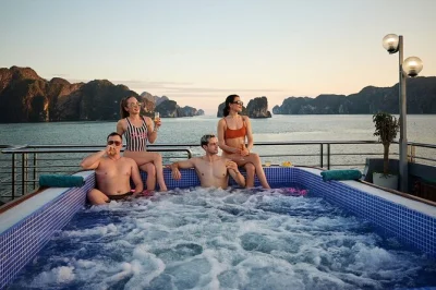 Descubre ha long bay desde hanoi con un crucero que incluye cuevas, kayak, baño y buffet. recogida en hotel, guía en inglés y fiesta al atardecer en la cubierta.