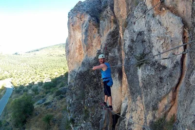 Prova la via ferrata di moclín vicino granada—ideale per principianti. include zip line, ponte tibetano e guida esperta. prenota ora la tua avventura di arrampicata!