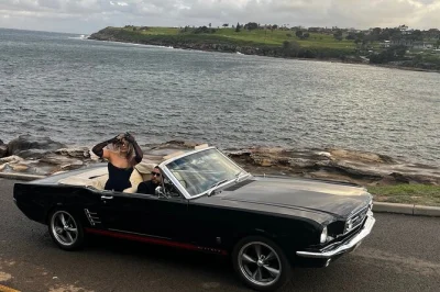 Conduce un descapotable clásico por el puente harbour de sydney, visita las playas de bondi y manly, y explora the rocks en un paseo privado en coche vintage. ¡reserva ya!