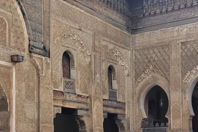 Descubre la medina de fez con guía privado. visita la mezquita de kairaouine, museo nejjarine, curtiduría chouara y más. accesible para sillas de ruedas. reserva ya.
