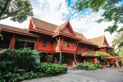 Découvrez la maison jim thompson et le palais suan pakkad à bangkok. explorez la soie thaïlandaise, les antiquités et l’histoire locale avec un guide passionné. réservez votre visite dès main