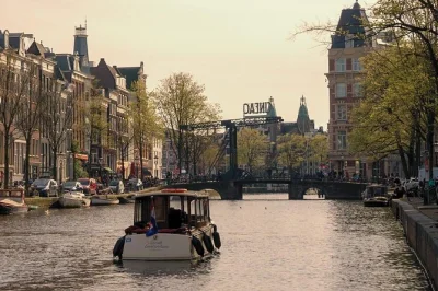 Amsterdam entdecken: private elektroboot-tour zu anne frank haus, magere brug & versteckten kanälen. inklusive getränkeoption. jetzt buchen!