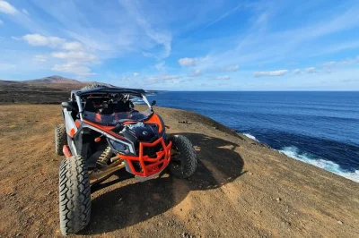Scopri lanzarote in buggy, attraversa paesaggi vulcanici, fermati per un caffè vicino al vulcano rosso ed esplora i villaggi locali—uso del veicolo incluso.