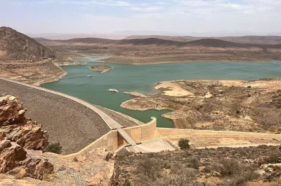 Sinta a brisa do atlântico, explore as cavernas dos pescadores em sidi rabat, prove tajine berbere em casa local e descubra o deserto de agadir de 4x4 — com traslado e almoço incluídos.