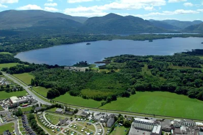 Découvrez killarney à vélo à votre rythme, en explorant l’abbaye de muckross, la cascade de torc et ses jardins historiques. location de vélo, casque et carte inclus.