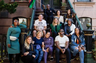 Sinta a vibração de harlem em um tour a pé pelo apollo theater, casa de langston hughes, murais e histórias da renascença de harlem. guia local e início flexível.