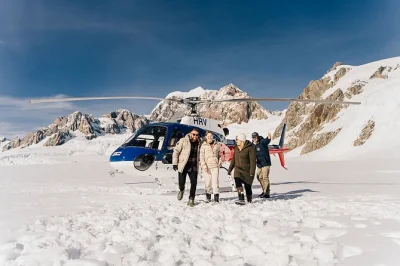Erlebe den nervenkitzel eines hubschrauberflugs über mount cook, tasman- und franz-josef-gletscher mit einer landung im alpinen schnee und einem erfahrenen lokalen piloten. saisonale schneepause inkl