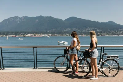 Découvrez vancouver à vélo ou en e-bike. parcourez stanley park, gastown et granville island à votre rythme avec carte, casque et assistance inclus.