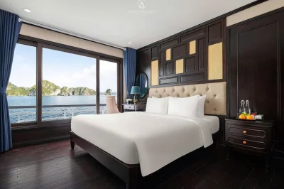 Despierta con el amanecer entre la niebla en bahía de halong, rema en kayak por calas escondidas y duerme en una cabina privada. incluye recogida en hotel del barrio antiguo de hanoi, comidas y trasl
