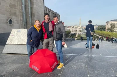 Explore a grand place de bruxelas, murais de quadrinhos e o divertido manneken pis com um guia local. inclui todas as taxas. descubra lendas da cidade e detalhes escondidos de perto.