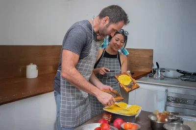 Découvrez la cuisine authentique de cartagena dans une vraie cuisine familiale, apprenez à préparer du riz à la noix de coco et du poisson local, dansez avec les chefs et partagez un repas convivi