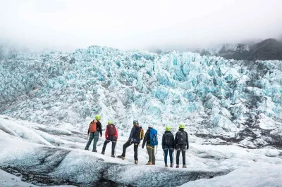 Sinta o estalo dos crampons no gelo azul, explore as fendas selvagens do falljökull com guia local e aqueça-se com café e chocolate após a caminhada — equipamento incluso.