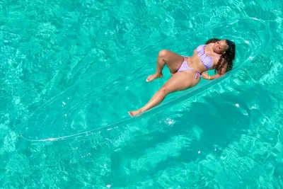 Feel the sun and sea in nassau as a local team captures you from above in a clear kayak photoshoot on junkanoo beach. includes drone video and edited photos.