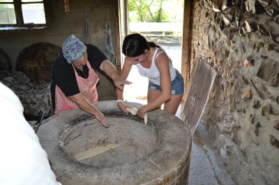 Siga o aroma do pão fresquinho pelas vinícolas de kakheti, caminhe pelas muralhas de sighnaghi, prove vinhos locais e chacha, e compartilhe histórias com seu guia georgiano. traslado incluído.