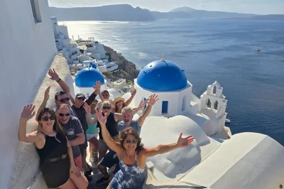 Découvrez santorin à votre rythme avec un guide privé : ruines d’akrotiri, coucher de soleil à oia, plage rouge et dégustation de vins locaux. prise en charge et itinéraire flexible inclus.