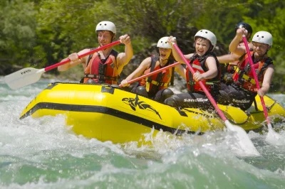 Vivez l’adrénaline du rafting sur la sava à bled, avec transfert hôtel, guides pros et photos incluses. aventure, rires et air frais de montagne – réservez vite.