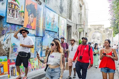 Découvrez le quartier getsemani à cartagena avec un guide local, entre street art, histoires du coin et places animées. Écoute facile grâce au système audio inclus.