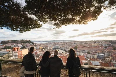 Descubre lisboa en tuk tuk con guía local, prueba la ginjinha, recorre alfama y bairro alto, y disfruta de vistas únicas. transporte privado eco y paradas incluidas.