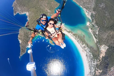 Siente la emoción del parapente en tándem sobre la costa turquesa de oludeniz, despegando desde la montaña babadag con guía privado. incluye recogida, seguro y todos los gastos.
