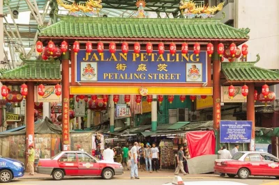 Erlebe kuala lumpurs spirituelle seite bei einer privaten halbtagestour – batu caves, thean hou tempel und chinatown streetfood. inklusive hoteltransfer.