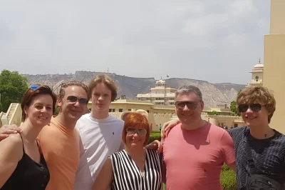 Découvrez jaipur en privé : puits à étages, hawa mahal, impression artisanale sur tissu et pause lassi chez lassiwala. prise en charge à l’hôtel et guide local inclus.