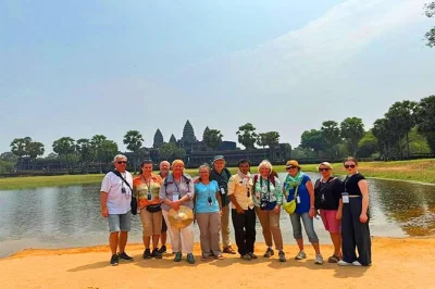 Sinta a história viva em angkor wat, explore as raízes da selva em ta prohm e veja o pôr do sol com uma bebida gelada. inclui transporte com ar-condicionado, guia em alemão e busca no hotel.