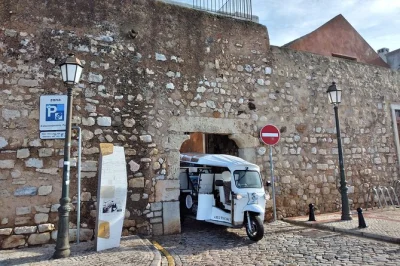 Entdecke faros altstadt und die carmo kirche bei einer privaten elektro-tuk tuk-tour mit lokalem guide. flexibel, nachhaltig und voller insider-geschichten.