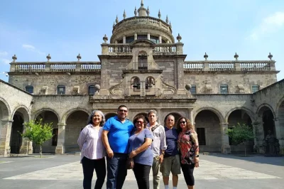 Scopri il cuore di guadalajara con un tour a piedi tra i murales di orozco, i mercati locali e l’ingresso al museo cabañas. gruppo piccolo, guida del posto.
