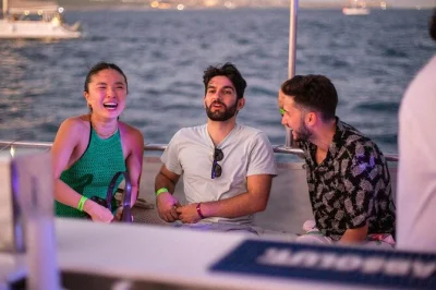 Vivi l’energia di cabo san lucas con una crociera al tramonto passando per l’arco e lover’s beach, con open bar, musica, snack e trasferimenti da e per hotel inclusi.