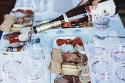 Disfruta en lisboa de una cata guiada con 6 vinos portugueses y quesos locales, acompañada de un almuerzo relajado. experiencia con sabores regionales y guía experta.