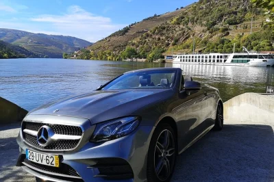 Esplora la valle del douro a bordo di una mercedes cabriolet privata. goditi degustazioni esclusive di vino, gita in barca e pranzo a km zero. tour di lusso tutto incluso.