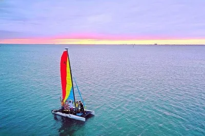 Erlebe den wind auf einem echten segelboot in miamis biscayne bay mit schnorcheln, tierbeobachtungen und lokalen guides. snacks, wasser und ausrüstung inklusive.