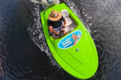 Erlebe fort lauderdales wasserwege hautnah: steuere dein mini-powerboat vorbei an yachten und villen – ganz ohne vorkenntnisse.
