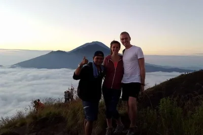Erlebe in bali eine mt. batur wanderung zum sonnenaufgang, genieße frühstück über vulkanischem dampf und entspanne in natürlichen heißen quellen. inklusive abholung und lokalem guide.