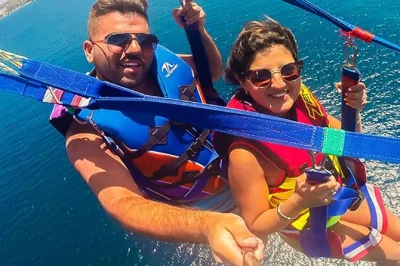Vuela en parasailing sobre punta cana, explora arrecifes de coral haciendo snorkel y relájate en una piscina natural con bebidas ilimitadas. incluye transporte y tripulación local.