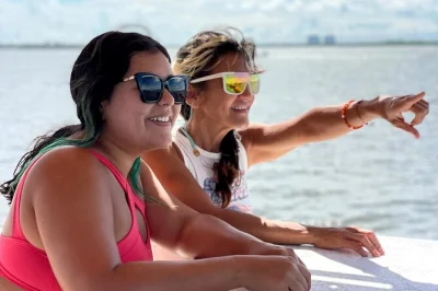 Vivi una crociera a fort myers beach con una biologa locale: cerca conchiglie a hickory island, avvista i delfini e goditi un tour in piccolo gruppo tra natura e relax.