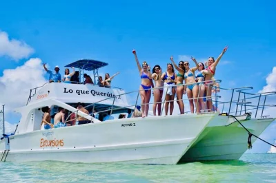 Desde punta cana, disfruta un paseo privado en catamarán con barra libre, snorkel y parada en una piscina natural. incluye recogida en hotel, guía y bebidas ilimitadas.