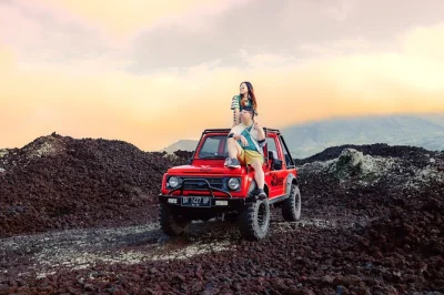 Monte batur, amanecer en jeep privado sin caminata. disfruta el amanecer, explora campos de lava negra, relájate en aguas termales o visita kintamani y la cascada tibumana.