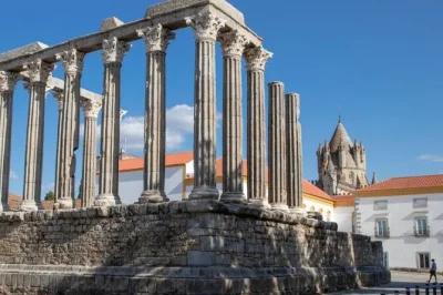 Descubra Évora em um tour privado de meio dia saindo de lisboa. inclui ingressos para a capela dos ossos e catedral, transporte em mercedes e guia local.