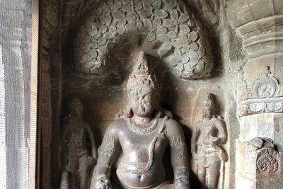 Explore as cavernas jain 30–34 de ellora no seu ritmo com um guia de áudio no app. mergulhe na história, arquitetura e no jainismo—sem precisar de guia.